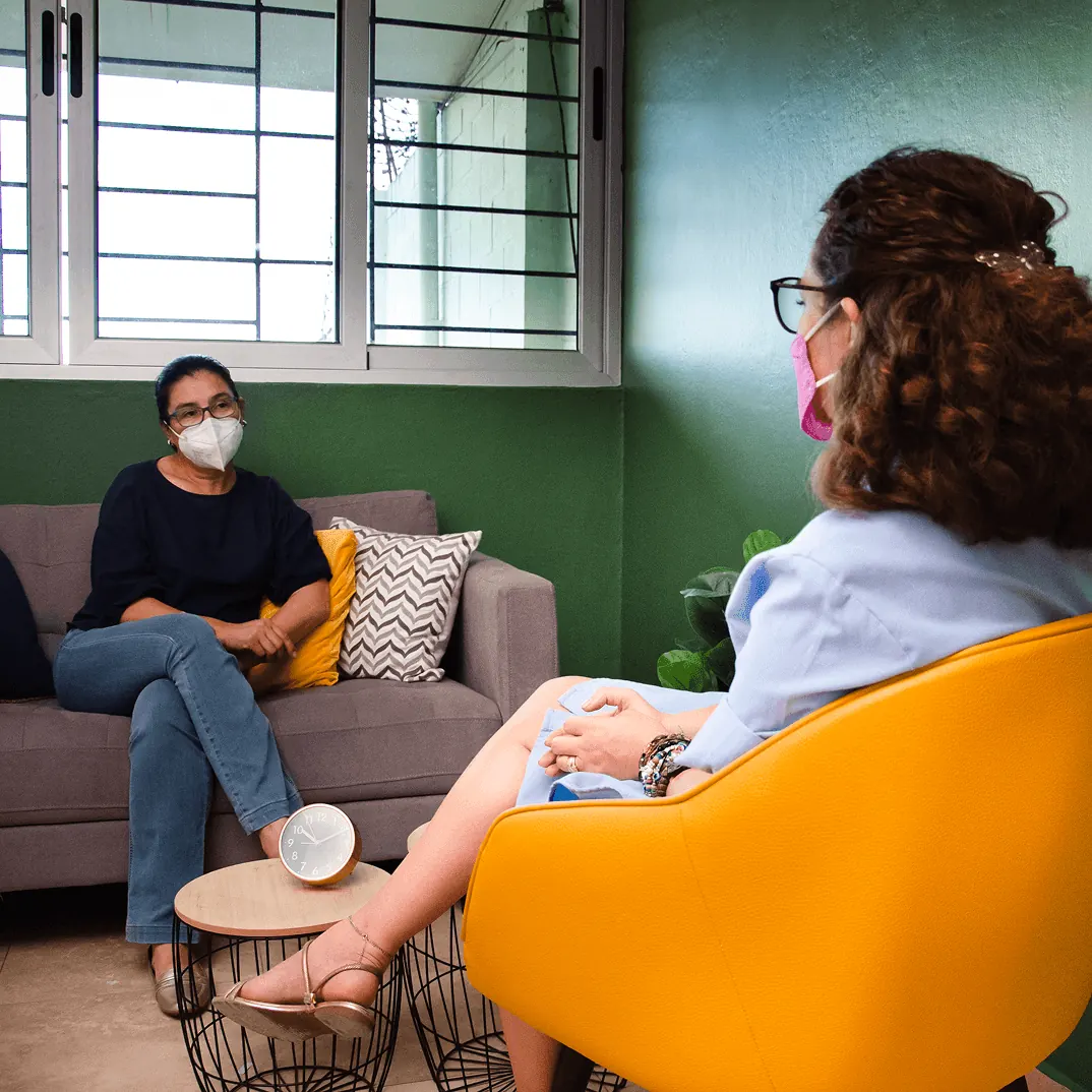 Psicóloga atendiendo a una paciente en el consultorio